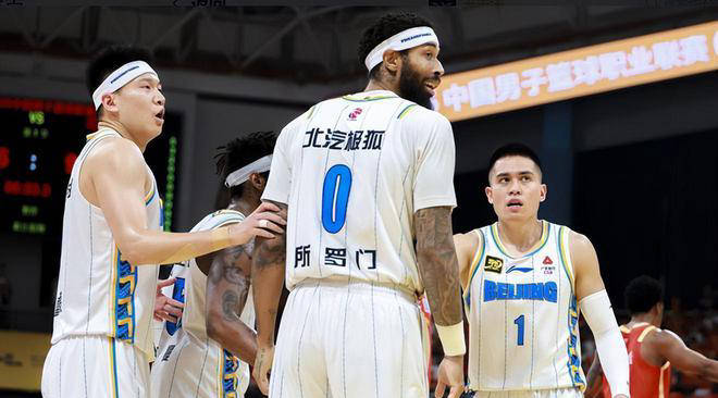 中国男子篮球比赛中出现了一场惊心动魄的决赛